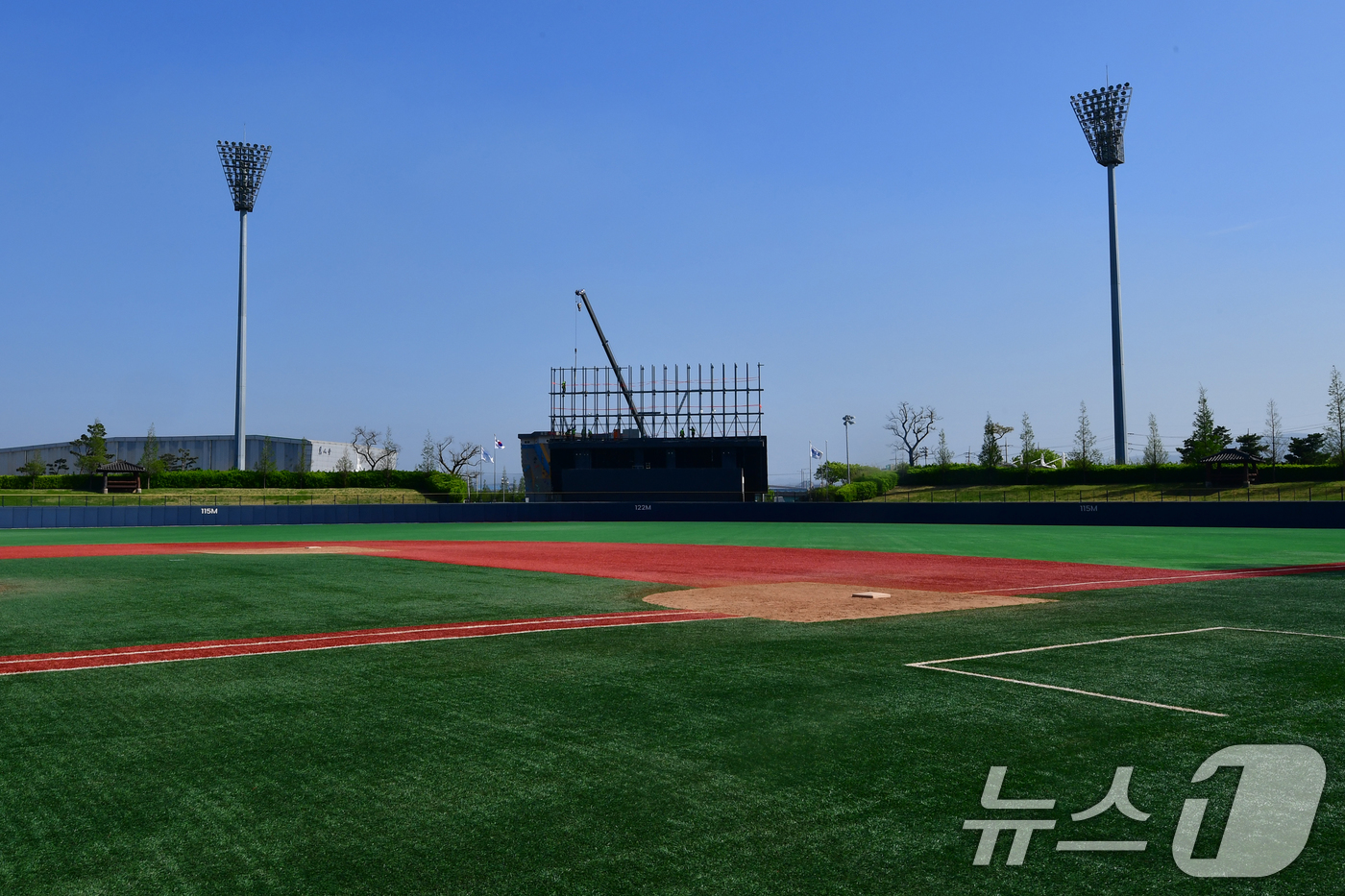 (포항=뉴스1) 최창호 기자 = 13일 오후 경북 포항시가 포항야구장 전광판 전면 교체 작업을 진행하고 있다.시는 오는 5월 삼성과 kt위즈의 경기 전까지 20억원을 투입, 비디오 …