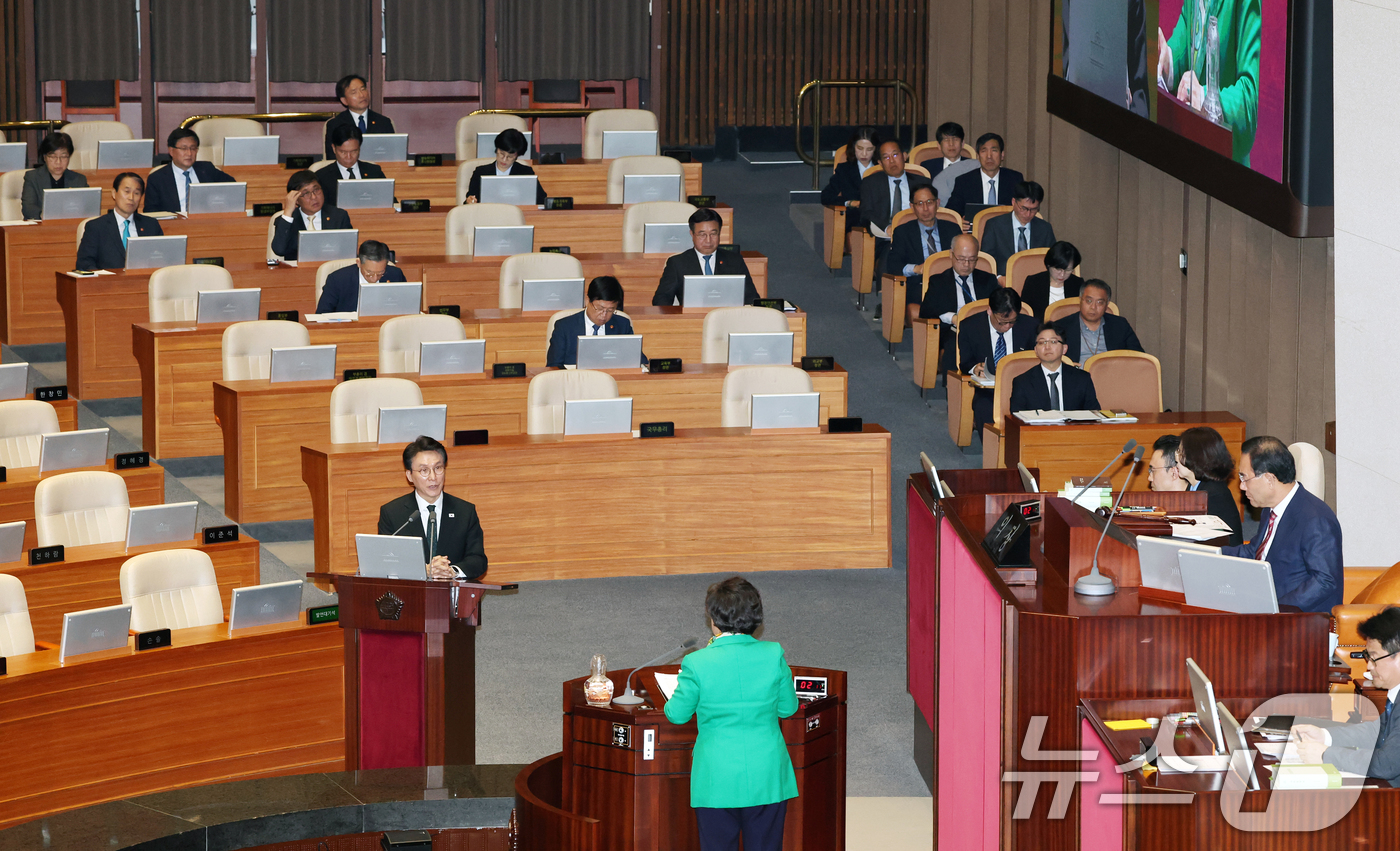 (서울=뉴스1) 이승배 기자 = 13일 서울 여의도 국회에서 열린 제434국회(임시회) 제4차 본회의 교육·사회·문화 분야에 관한 대정부질문에서 김민석 국무총리가 의원 질의에 답변 …