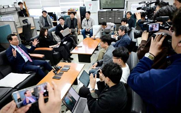 유정복·박찬대, 막판까지 출마 선언 미루는 속사정은?