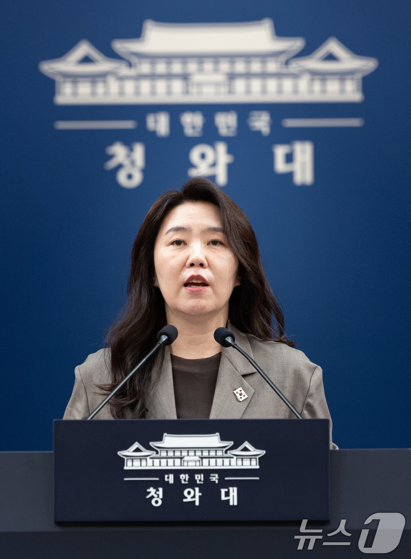 (서울=뉴스1) 이재명 기자 = 강유정 수석대변인이 13일 청와대 춘추관에서 한-폴란드 정상회담 등 현안 관련 브리핑을 하고 있다. 2026.4.13/뉴스1