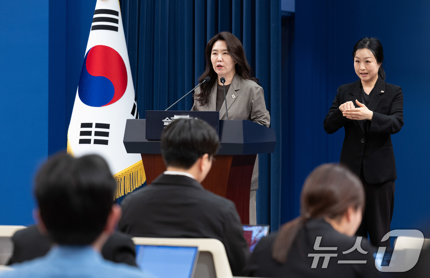 (서울=뉴스1) 이재명 기자 = 강유정 수석대변인이 13일 청와대 춘추관에서 한-폴란드 정상회담 등 현안 관련 브리핑을 하고 있다. 2026.4.13/뉴스1