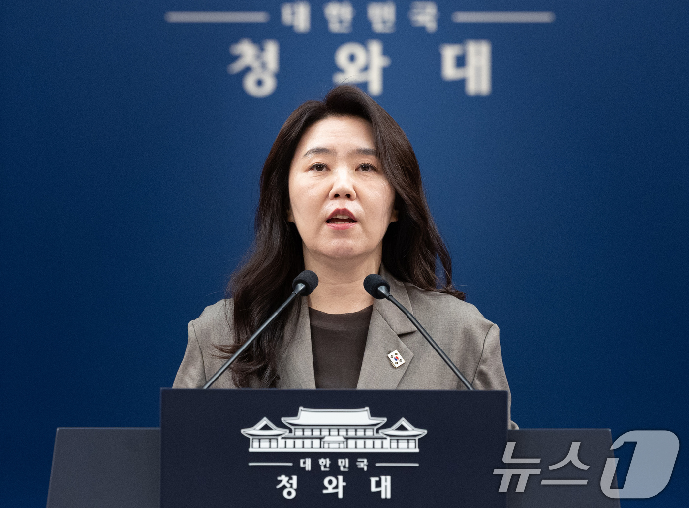 (서울=뉴스1) 이재명 기자 = 강유정 수석대변인이 13일 청와대 춘추관에서 한-폴란드 정상회담 등 현안 관련 브리핑을 하고 있다. 2026.4.13/뉴스1