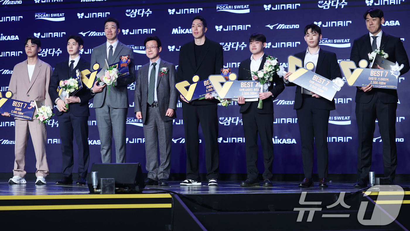 (서울=뉴스1) 오대일 기자 = 13일 오후 서울 광진구 그랜드 워커힐 호텔에서 열린 프로배구 진에어 2025-2026 V리그 시상식에서 남자부 베스트7에 선정된 선수들이 기념촬영 …