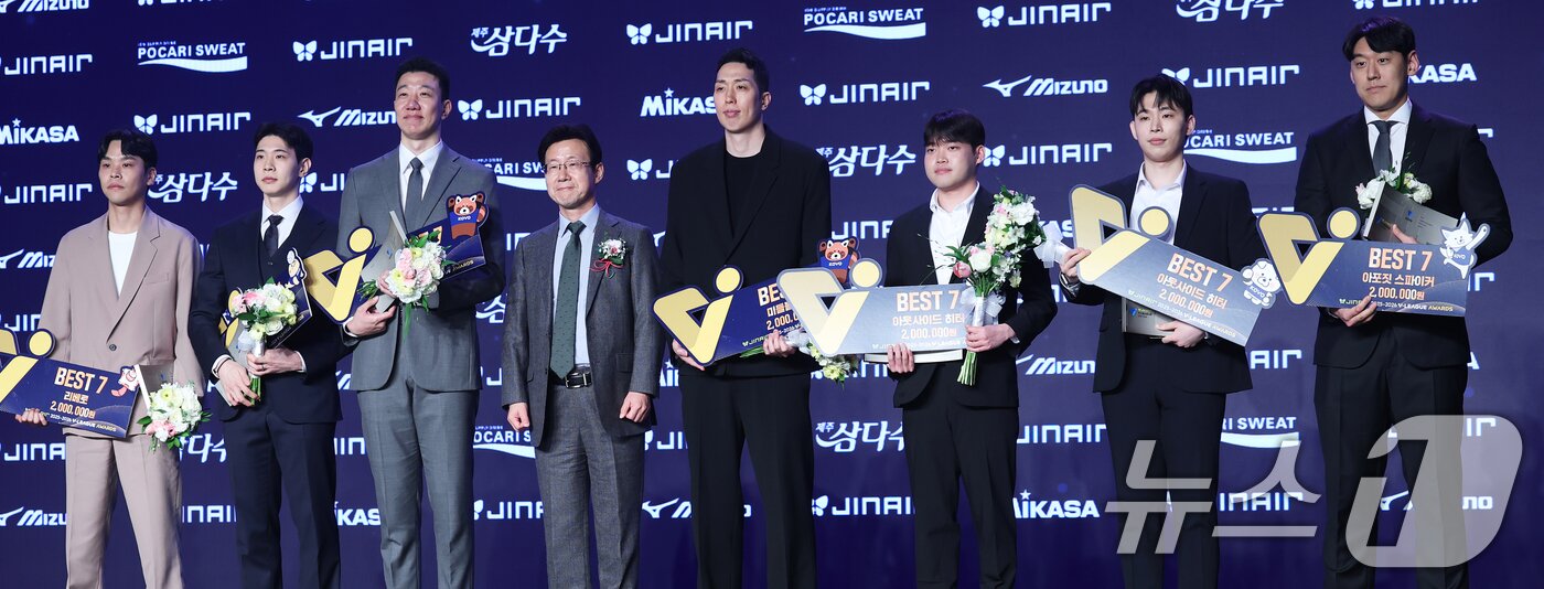 본문 이미지 - 13일 오후 서울 광진구 그랜드 워커힐 호텔에서 열린 프로배구 진에어 2025-2026 V리그 시상식에서 남자부 베스트7에 선정된 선수들이 기념촬영을 하고 있다. 왼쪽부터 한국전력 정민수, 현대캐피탈 황승빈, 한국전력 신영석, SBS미디어넷 조재룡 대표, 현대캐피탈 최민호, 현대캐피탈 레오(대리 수상), 우리카드 알리(대리 수상), 한국전력 베논(대리 수상). 2026.4.13 ⓒ 뉴스1 오대일 기자