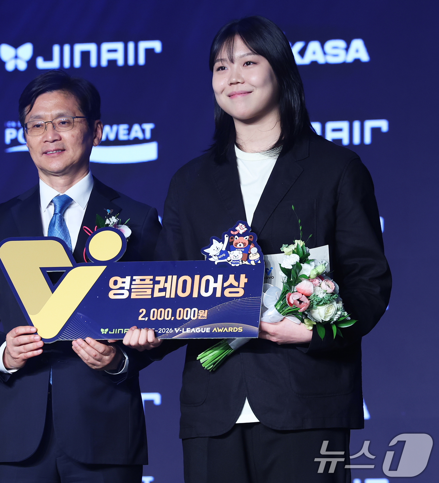 (서울=뉴스1) 오대일 기자 = 13일 오후 서울 광진구 그랜드 워커힐 호텔에서 열린 프로배구 진에어 2025-2026 V리그 시상식에서 여자부 영플레이어상을 수상한 한국도로공사 …