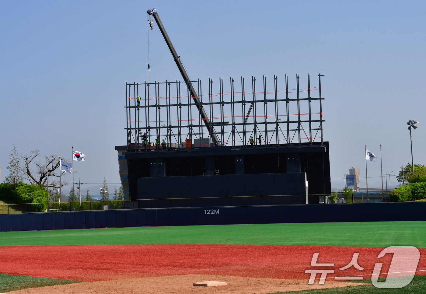 (포항=뉴스1) 최창호 기자 = 13일 오후 경북 포항시가 포항야구장 전광판 전면 교체 작업을 진행하고 있다.시는 오는 5월 삼성과 kt위즈의 경기 전까지 20억원을 투입, 비디오 …