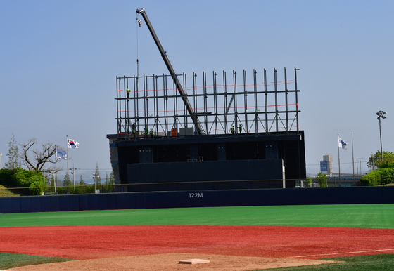 포항야구장 전광판 교체 작업 중