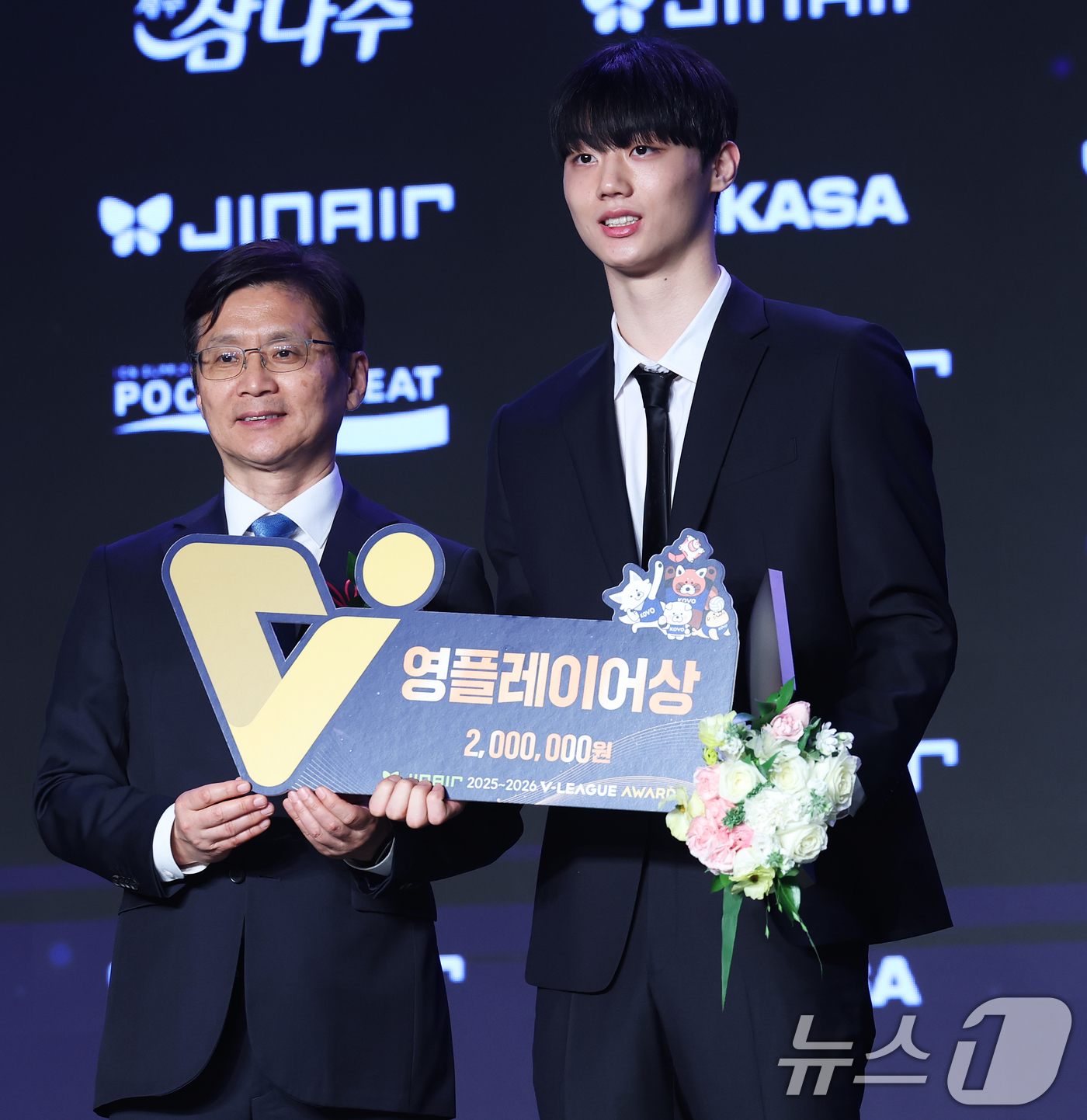 (서울=뉴스1) 오대일 기자 = 13일 오후 서울 광진구 그랜드 워커힐 호텔에서 열린 프로배구 진에어 2025-2026 V리그 시상식에서 남자부 영플레이어상을 수상한 삼성화재 이우 …
