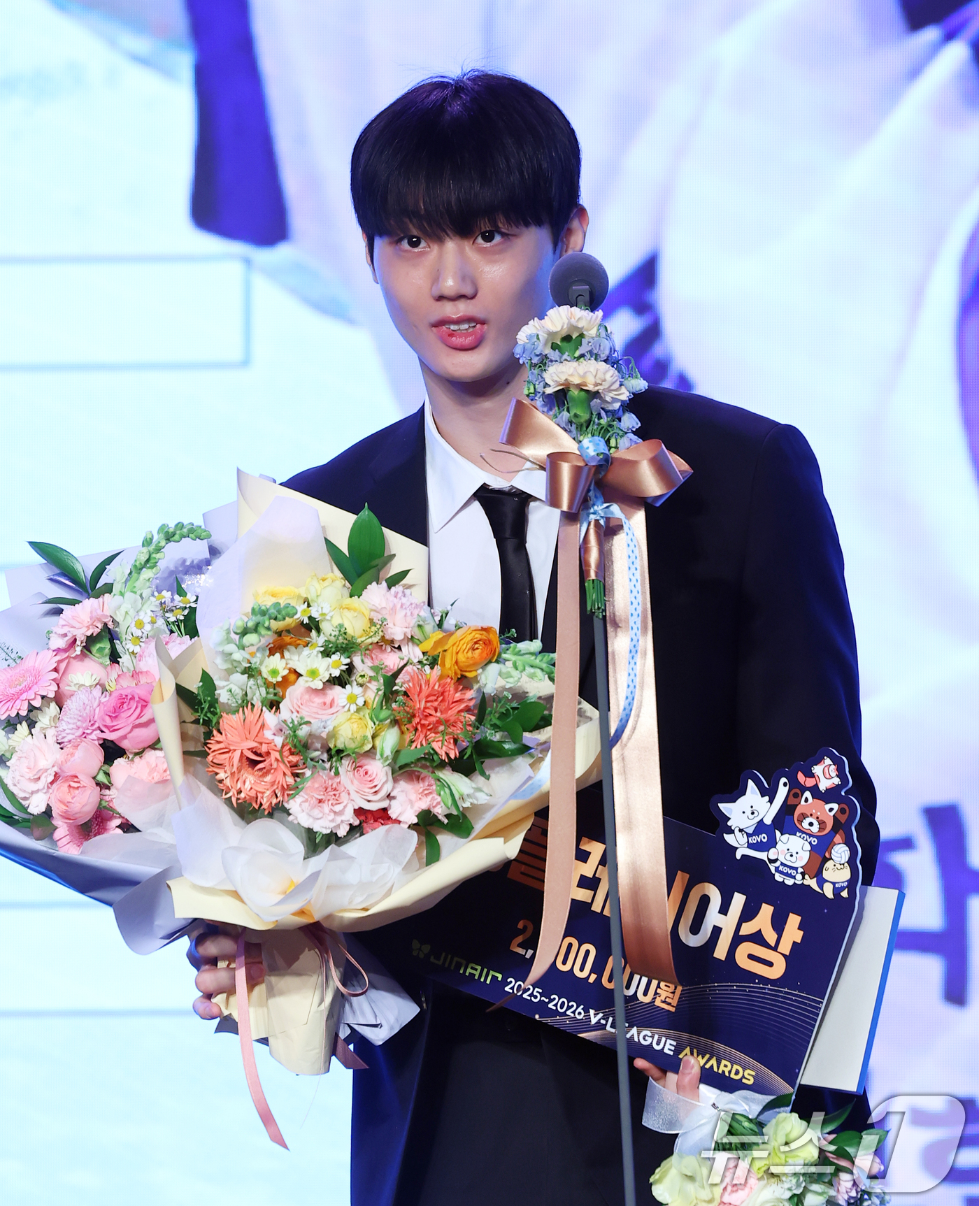 (서울=뉴스1) 오대일 기자 = 13일 오후 서울 광진구 그랜드 워커힐 호텔에서 열린 프로배구 진에어 2025-2026 V리그 시상식에서 남자부 영플레이어상을 수상한 삼성화재 이우 …