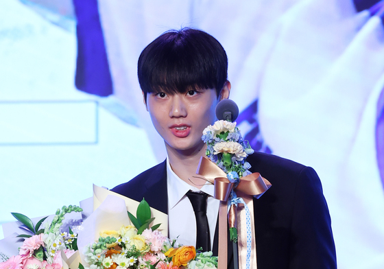 영플레이어상 소감 밝히는 이우진
