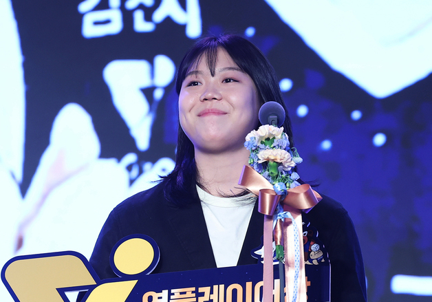 영플레이어상 소감 밝히는 이지윤