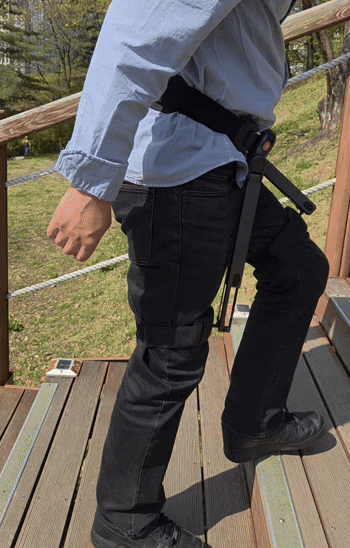 본문 이미지 - 웨어러블 로봇 '윔 S'를 입고 야외 공원에서 계단을 오르자 착용 전에 비해 한결 발걸음이 가벼워짐을 느낄 수 있었다. 2026. 4. 13/뉴스1 황진중 기자