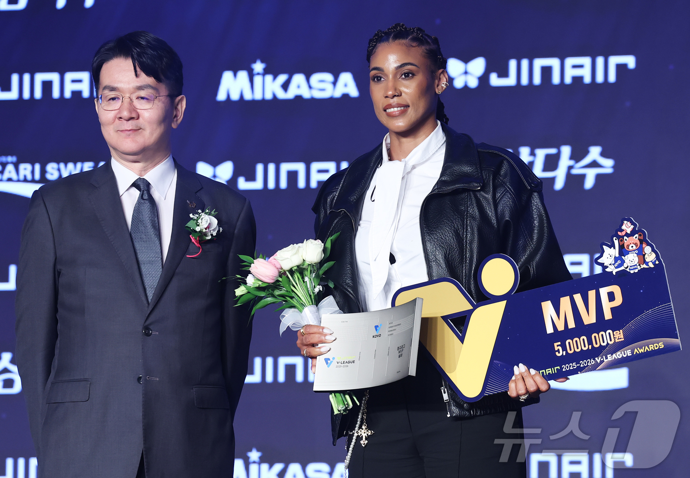 (서울=뉴스1) 오대일 기자 = 13일 오후 서울 광진구 그랜드 워커힐 호텔에서 열린 프로배구 진에어 2025-2026 V리그 시상식에서 여자부 정규리그 MVP를 수상한 GS칼텍스 …