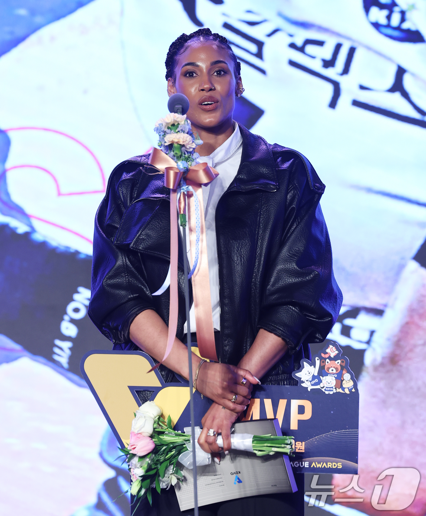 (서울=뉴스1) 오대일 기자 = 13일 오후 서울 광진구 그랜드 워커힐 호텔에서 열린 프로배구 진에어 2025-2026 V리그 시상식에서 여자부 정규리그 MVP를 수상한 GS칼텍스 …