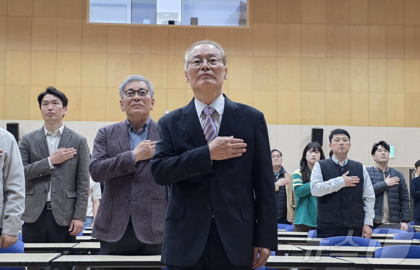 (천안=뉴스1) 이시우 기자 = 김희곤 제14대 독립기념관장이 13일 충남 천안시 독립기념관 겨레누리관 컨벤션홀에서 열린 취임식에서 국민의례를 하고 있다. 2026.4.13/뉴스1 …