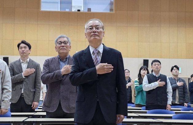 국민의례하는 김희곤 독립기념관장