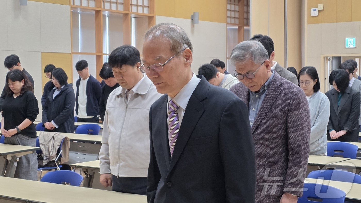 (천안=뉴스1) 이시우 기자 = 김희곤 제14대 독립기념관장이 13일 충남 천안시 독립기념관 겨레누리관 컨벤션홀에서 열린 취임식에서 묵념을 하고 있다.