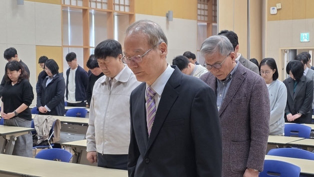 묵념하는 김희곤 독립기념관장