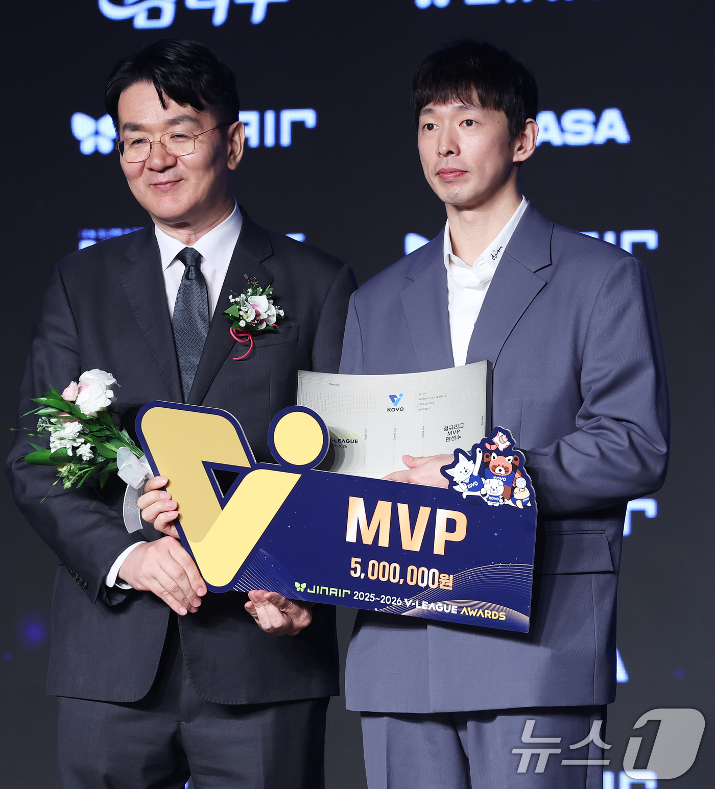 (서울=뉴스1) 오대일 기자 = 13일 오후 서울 광진구 그랜드 워커힐 호텔에서 열린 프로배구 진에어 2025-2026 V리그 시상식에서 남자부 정규리그 MVP를 수상한 대한항공 …