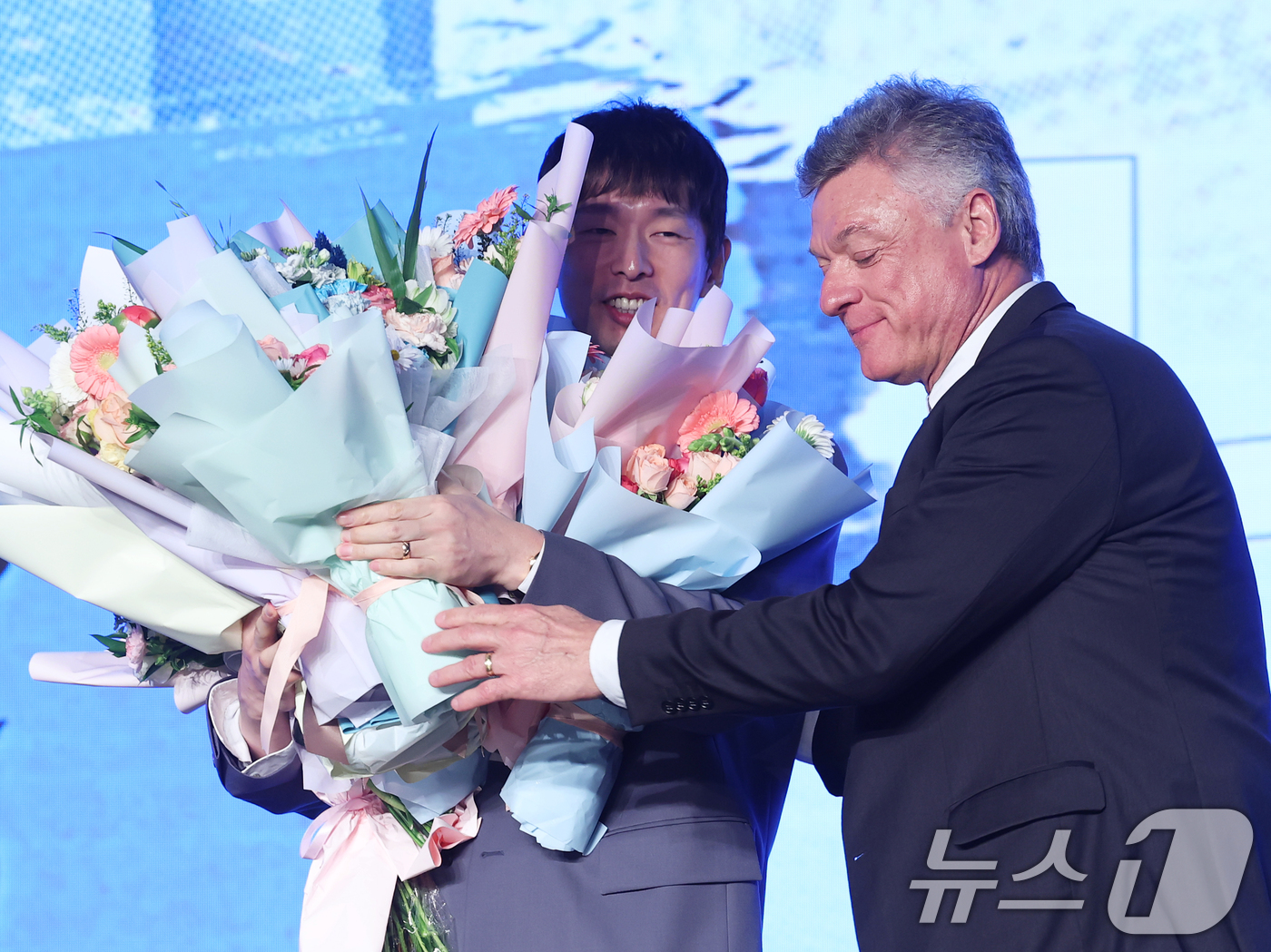 (서울=뉴스1) 오대일 기자 = 13일 오후 서울 광진구 그랜드 워커힐 호텔에서 열린 프로배구 진에어 2025-2026 V리그 시상식에서 남자부 정규리그 MVP를 수상한 대한항공 …