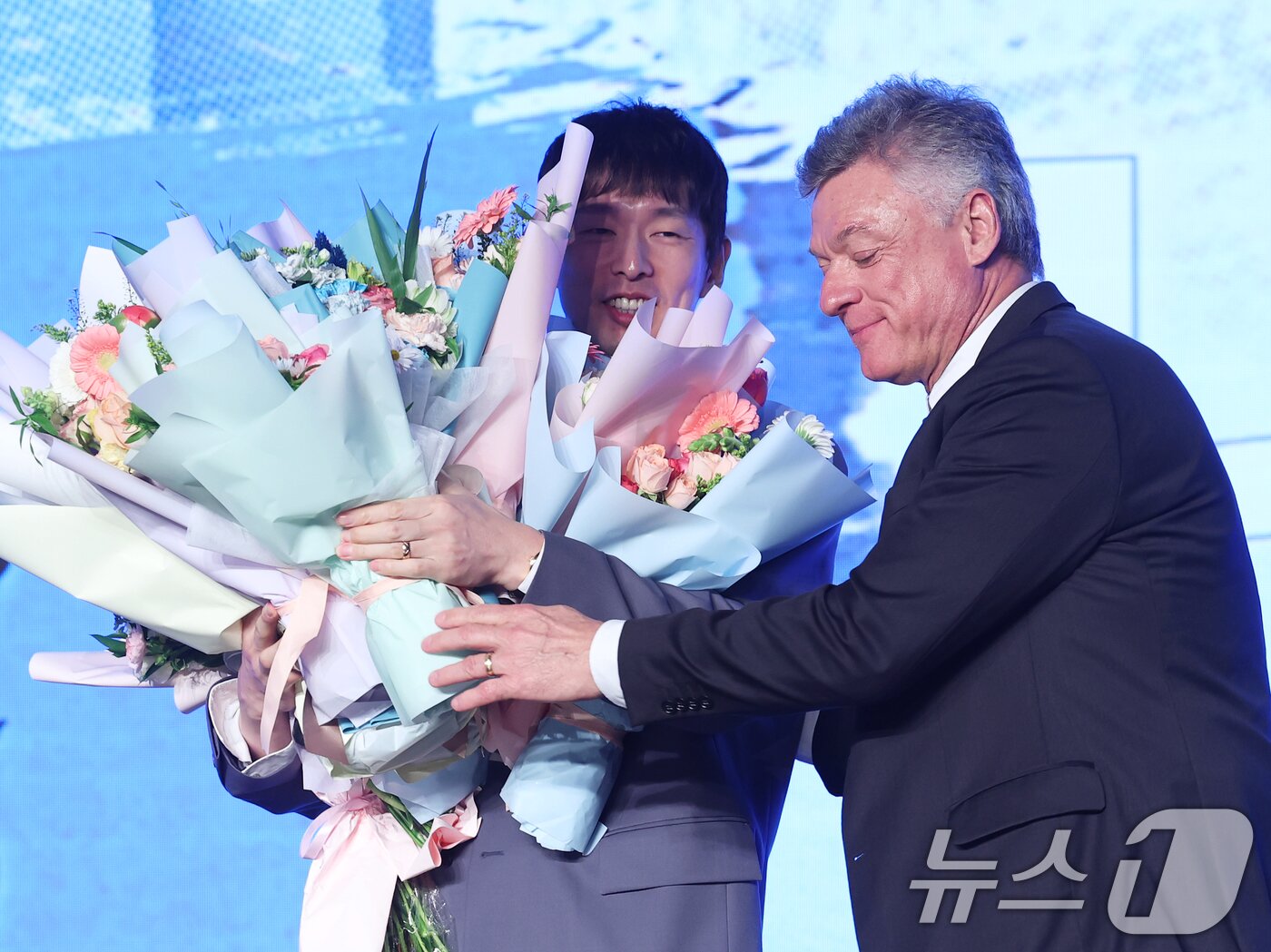 본문 이미지 - 13일 오후 서울 광진구 그랜드 워커힐 호텔에서 열린 프로배구 진에어 2025-2026 V리그 시상식에서 남자부 정규리그 MVP를 수상한 대한항공 한선수가 헤난 달 조토 감독의 축하를 받고 있다. 2026.4.13 ⓒ 뉴스1 오대일 기자