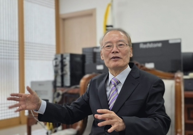 인터뷰하는 김희곤 신임 독립기념관장