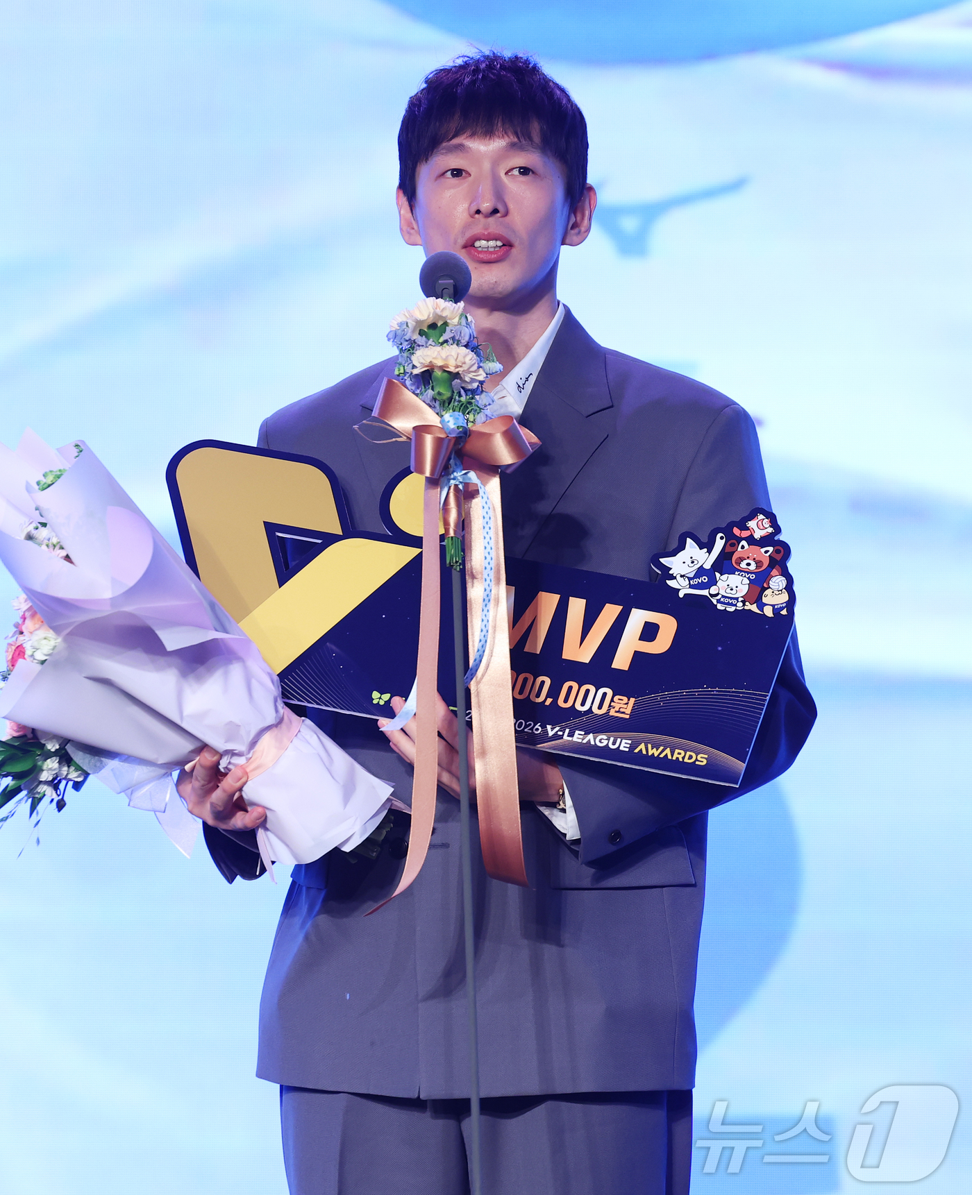 (서울=뉴스1) 오대일 기자 = 13일 오후 서울 광진구 그랜드 워커힐 호텔에서 열린 프로배구 진에어 2025-2026 V리그 시상식에서 남자부 정규리그 MVP를 수상한 대한항공 …