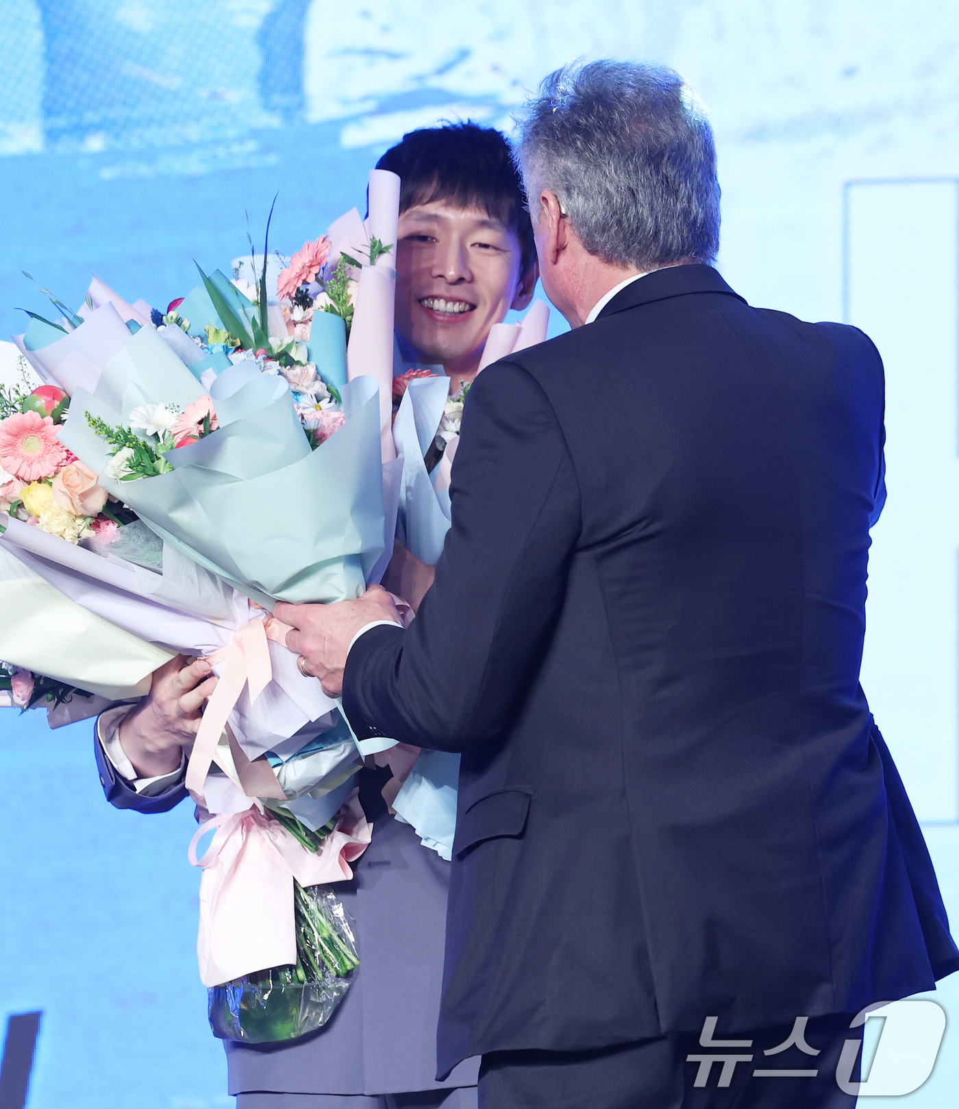 (서울=뉴스1) 오대일 기자 = 13일 오후 서울 광진구 그랜드 워커힐 호텔에서 열린 프로배구 진에어 2025-2026 V리그 시상식에서 남자부 정규리그 MVP를 수상한 대한항공 …