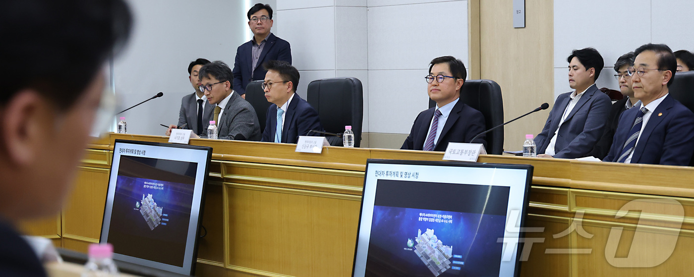 (세종=뉴스1) 김기남 기자 = 김윤덕 국토교통부 장관과 신승규 현대차그룹 부사장(왼쪽 세번째)이 13일 세종시 정부세종청사에서 열린 '새만금 투자지원 TF' 킥오프 회의에서 현대 …