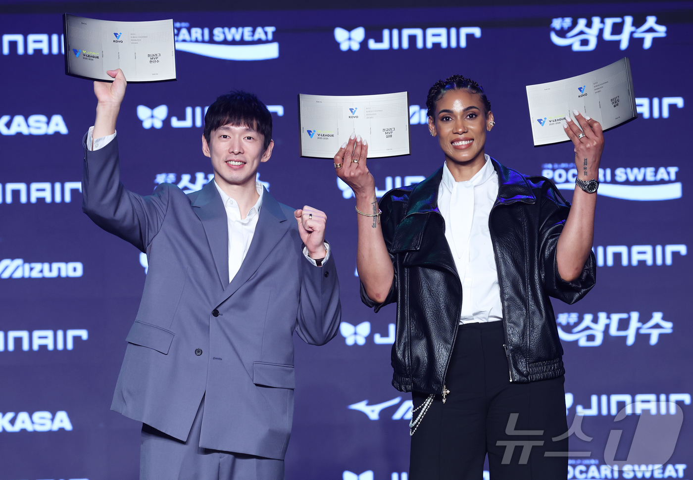 (서울=뉴스1) 오대일 기자 = 13일 오후 서울 광진구 그랜드 워커힐 호텔에서 열린 프로배구 진에어 2025-2026 V리그 시상식에서 남녀부 정규리그 MVP를 수상한 대한항공 …