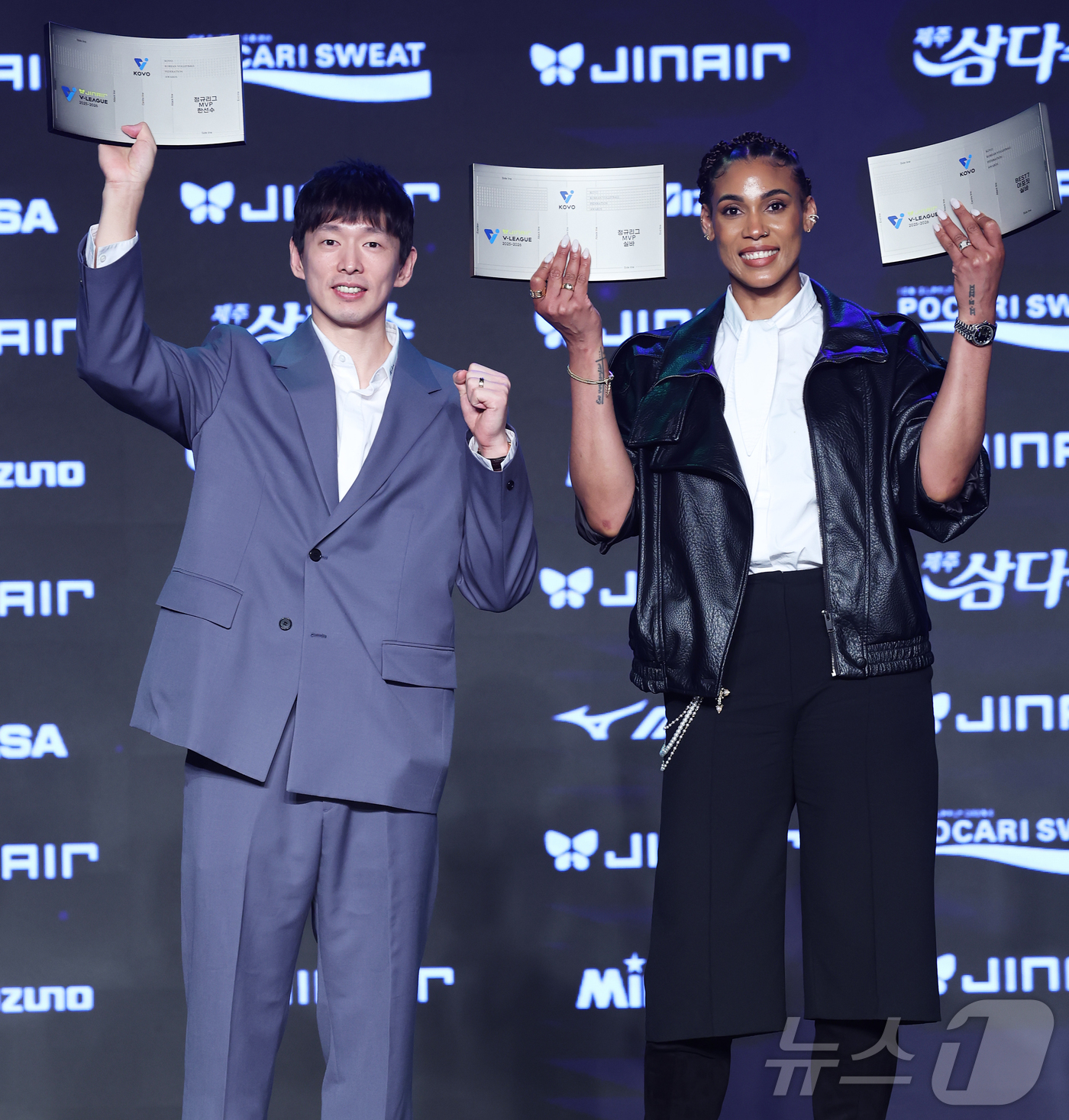 (서울=뉴스1) 오대일 기자 = 13일 오후 서울 광진구 그랜드 워커힐 호텔에서 열린 프로배구 진에어 2025-2026 V리그 시상식에서 남녀부 정규리그 MVP를 수상한 대한항공 …