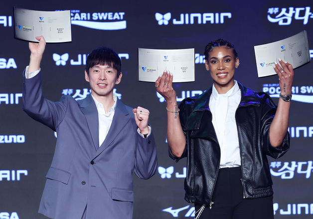 MVP 포즈 취하는 한선수·실바