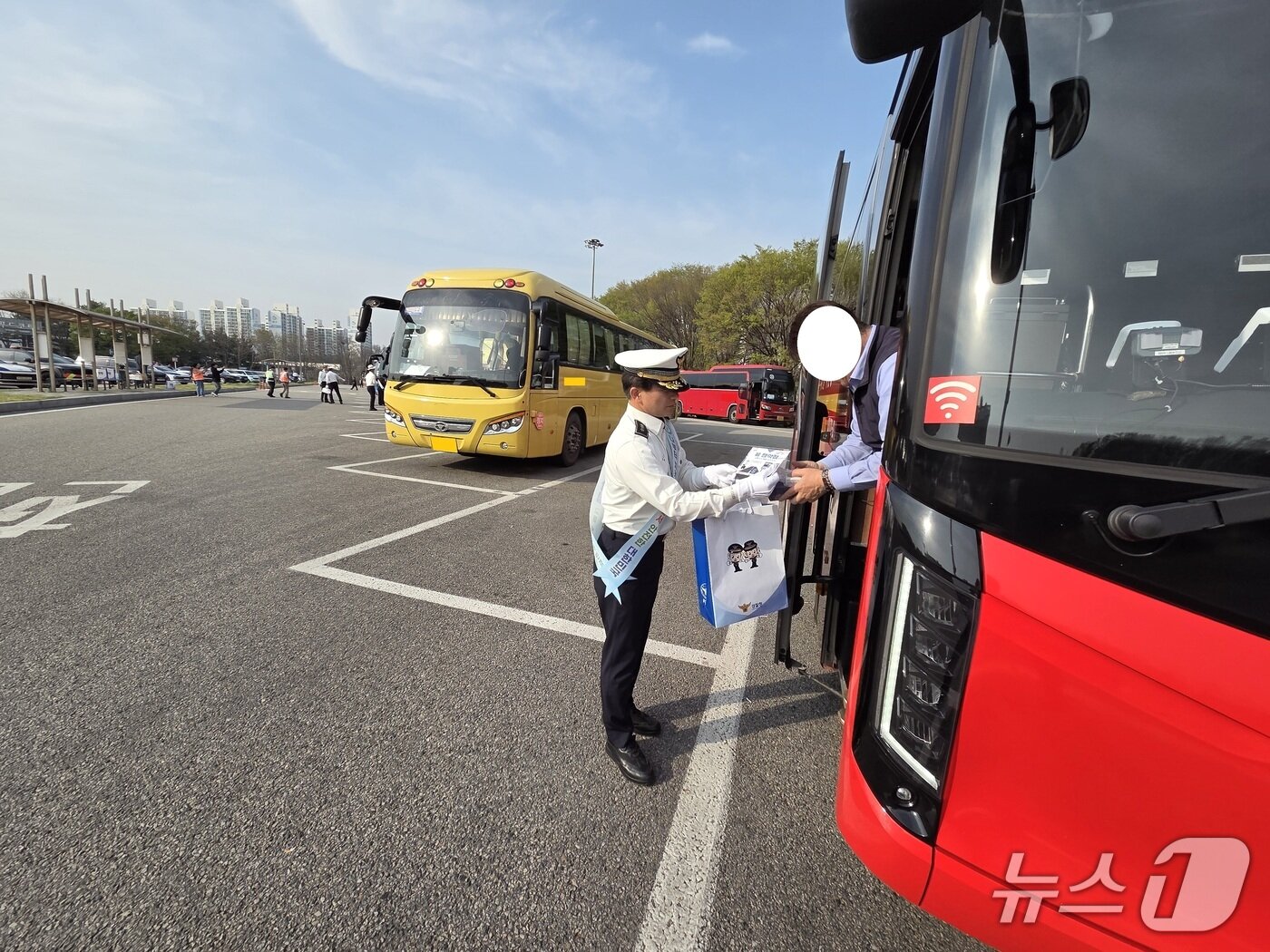 본문 이미지 - 교통안전 캠페인.(경기남부경찰청 제공)