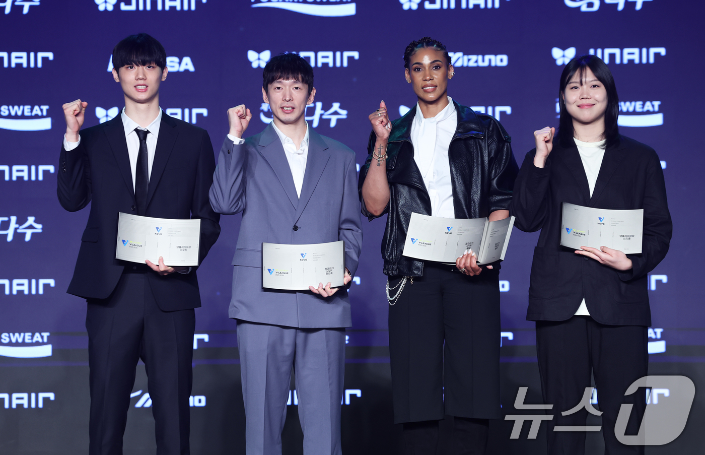 (서울=뉴스1) 오대일 기자 = 13일 오후 서울 광진구 그랜드 워커힐 호텔에서 열린 프로배구 진에어 2025-2026 V리그 시상식에서 남녀 MVP 대한항공 한선수(왼쪽 두번째) …