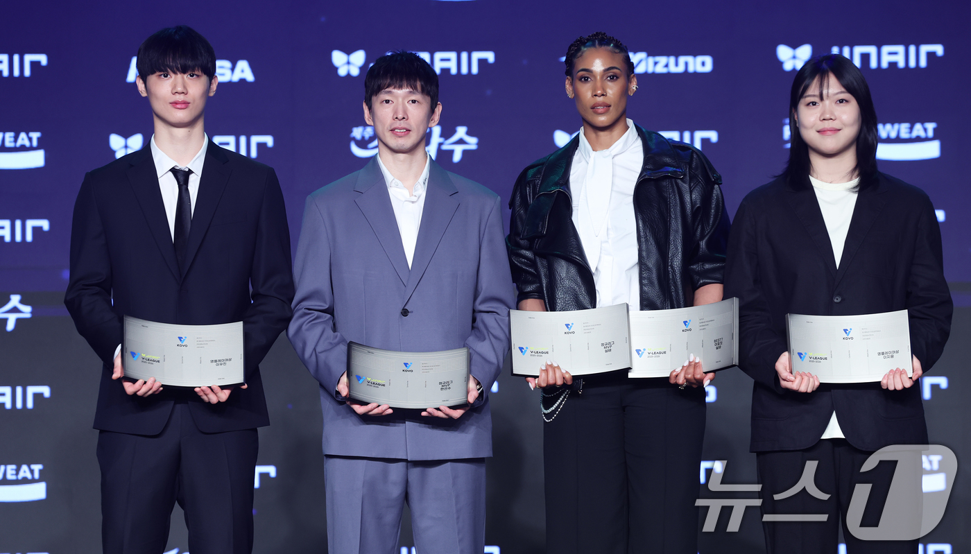 (서울=뉴스1) 오대일 기자 = 13일 오후 서울 광진구 그랜드 워커힐 호텔에서 열린 프로배구 진에어 2025-2026 V리그 시상식에서 남녀 MVP 대한항공 한선수(왼쪽 두번째) …