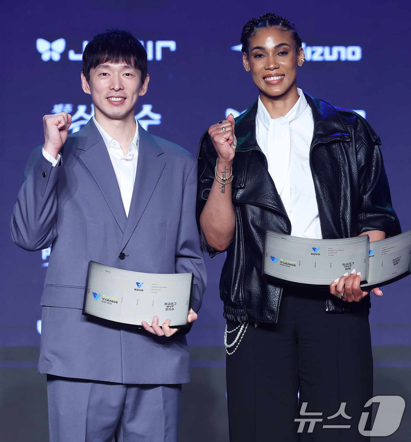 (서울=뉴스1) 오대일 기자 = 13일 오후 서울 광진구 그랜드 워커힐 호텔에서 열린 프로배구 진에어 2025-2026 V리그 시상식에서 남녀부 정규리그 MVP를 수상한 대한항공 …