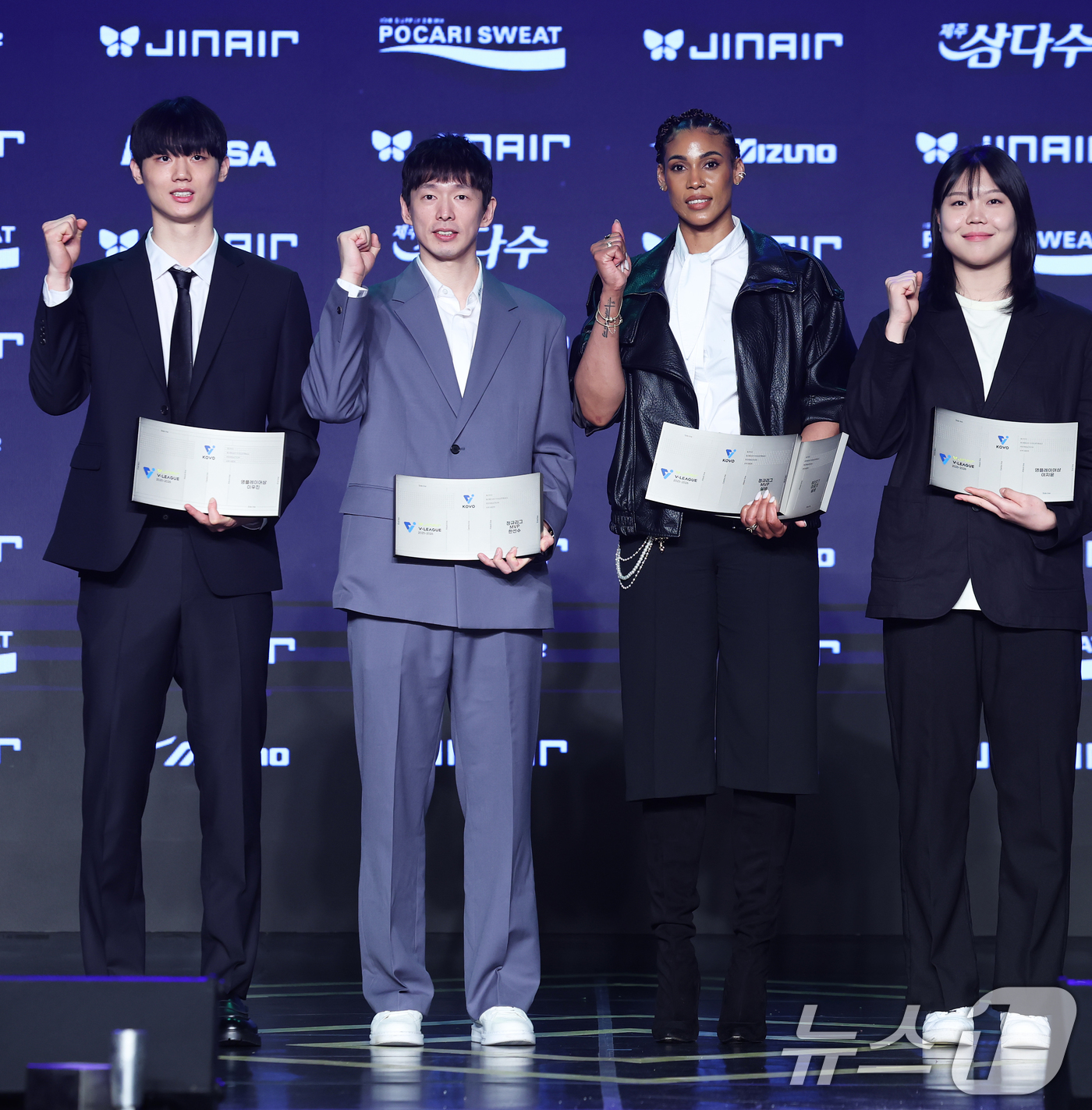 (서울=뉴스1) 오대일 기자 = 13일 오후 서울 광진구 그랜드 워커힐 호텔에서 열린 프로배구 진에어 2025-2026 V리그 시상식에서 남녀 MVP 대한항공 한선수(왼쪽 두번째) …