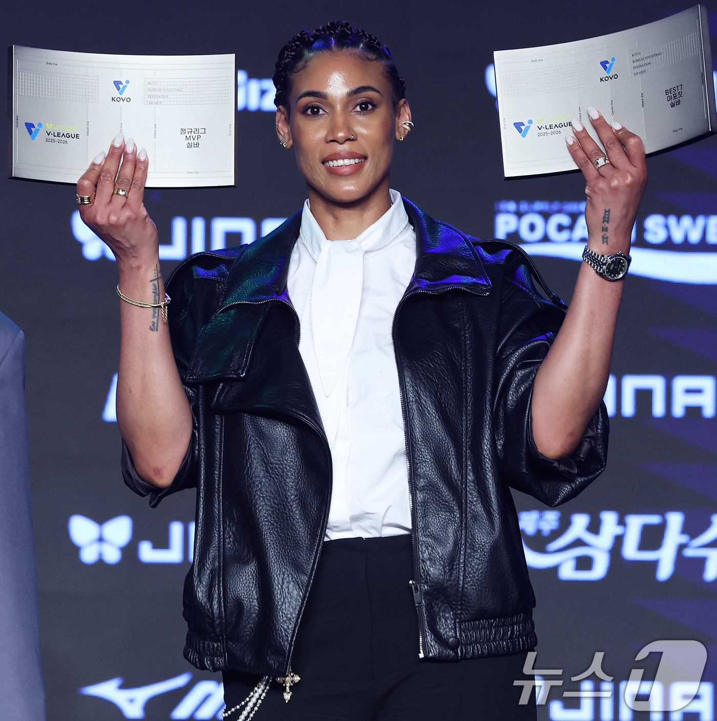 (서울=뉴스1) 오대일 기자 = 13일 오후 서울 광진구 그랜드 워커힐 호텔에서 열린 프로배구 진에어 2025-2026 V리그 시상식에서 야자부 정규리그 MVP를 수상한 GS칼텍스 …