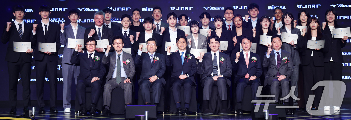 (서울=뉴스1) 오대일 기자 = 13일 오후 서울 광진구 그랜드 워커힐 호텔에서 열린 프로배구 진에어 2025-2026 V리그 시상식에서 수상자와 내빈들이 포즈를 취하고 있다. 2 …