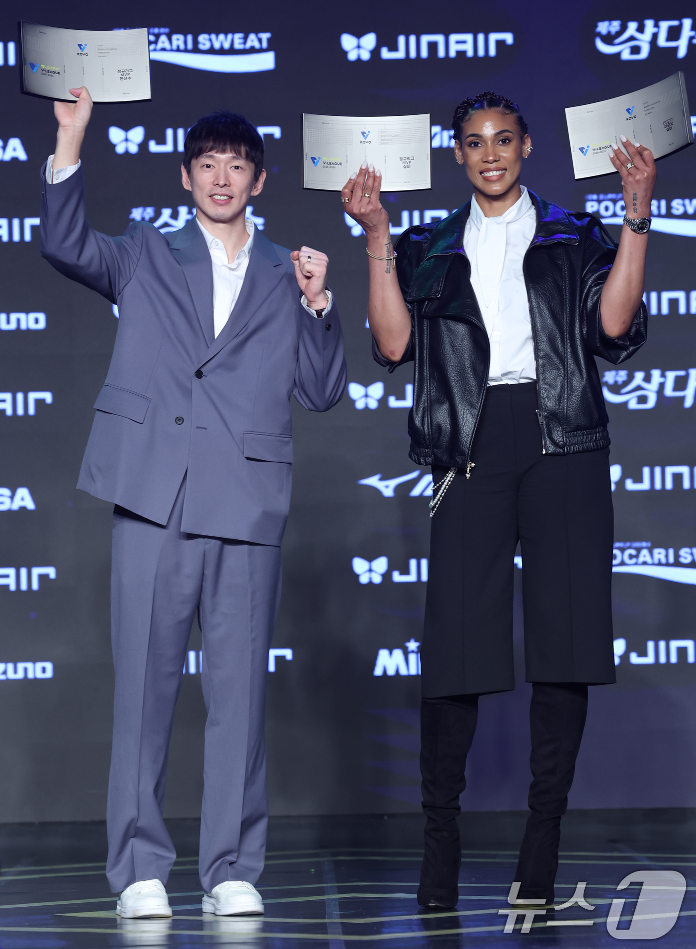 (서울=뉴스1) 오대일 기자 = 13일 오후 서울 광진구 그랜드 워커힐 호텔에서 열린 프로배구 진에어 2025-2026 V리그 시상식에서 남녀부 정규리그 MVP를 수상한 대한항공 …