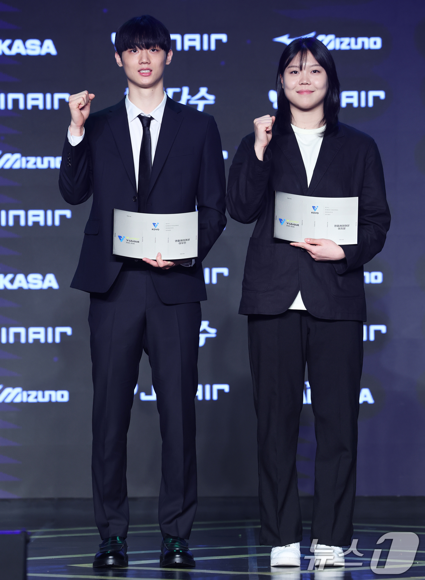 (서울=뉴스1) 오대일 기자 = 13일 오후 서울 광진구 그랜드 워커힐 호텔에서 열린 프로배구 진에어 2025-2026 V리그 시상식에서 남녀부 영플레이어상을 수상한 삼성화재 이우 …