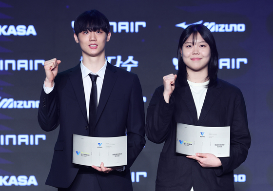 영플레이어 포즈 취하는 이우진·이지윤