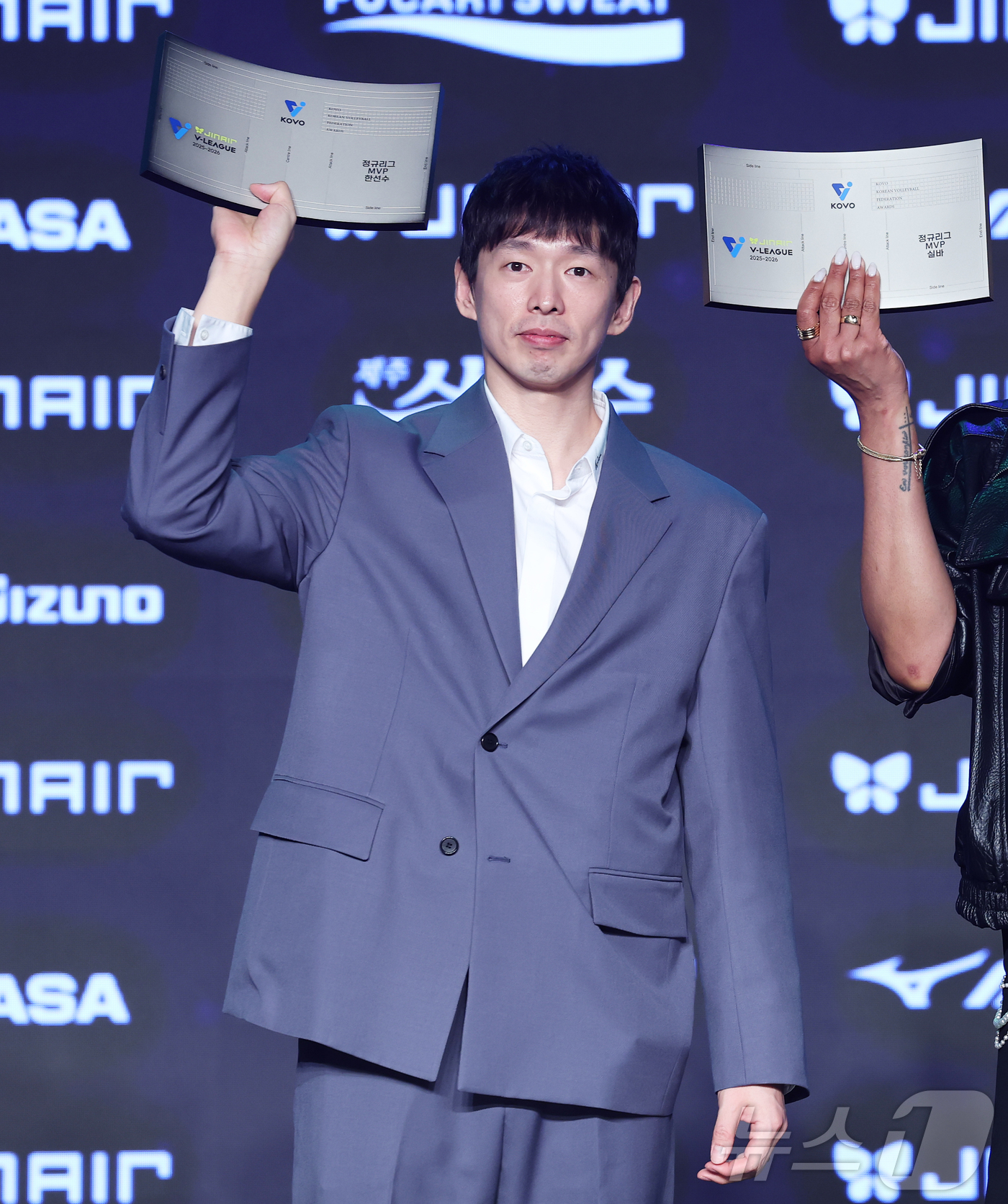 (서울=뉴스1) 오대일 기자 = 13일 오후 서울 광진구 그랜드 워커힐 호텔에서 열린 프로배구 진에어 2025-2026 V리그 시상식에서 남자부 정규리그 MVP를 수상한 대한항공 …