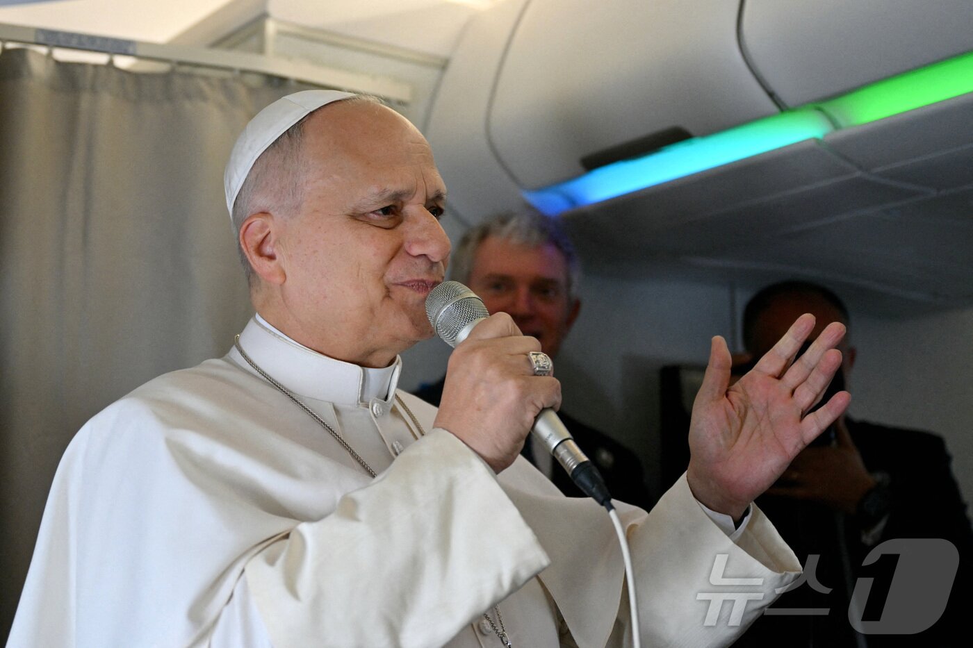본문 이미지 - 비행기 기내에서 기자들과 만난 레오 14세 교황. 2026.04.13 ⓒ 로이터=뉴스1