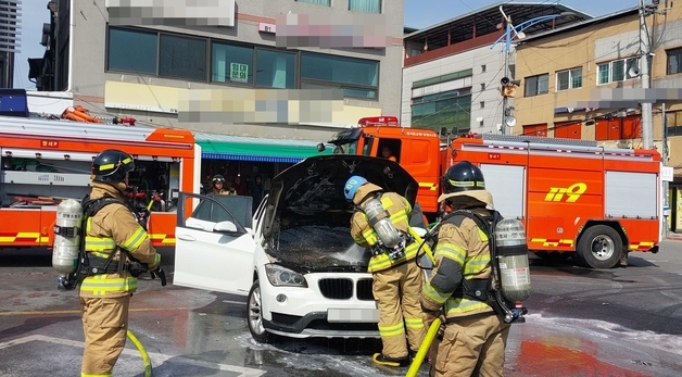 양평 시장 주차장서 BMW 화재…10여분 만에 진화