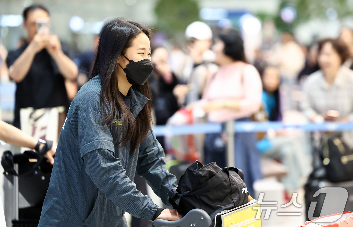 (인천공항=뉴스1) 최지환 기자 = 2026 아시아배드민턴선수권에서 우승하며 배드민턴 그랜드 슬램을 완성한 안세영이 13일 오후 인천국제공항 제2터미널을 통해 귀국하고 있다.배드민 …