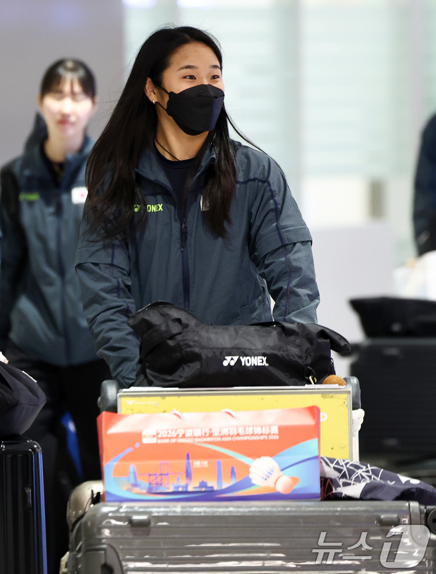 (인천공항=뉴스1) 최지환 기자 = 2026 아시아배드민턴선수권에서 우승하며 배드민턴 그랜드 슬램을 완성한 안세영이 13일 오후 인천국제공항 제2터미널을 통해 귀국하고 있다.배드민 …