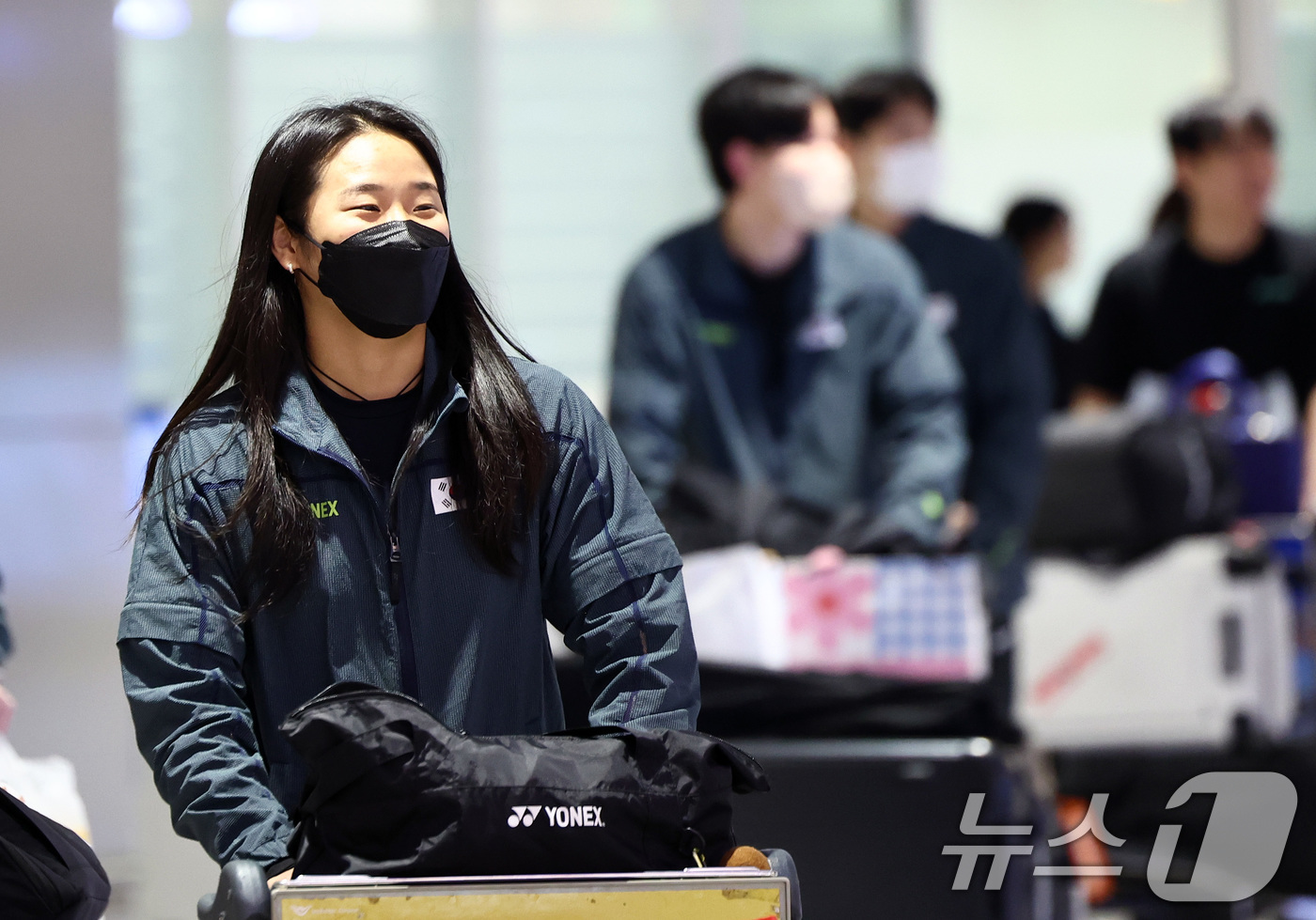 (인천공항=뉴스1) 최지환 기자 = 2026 아시아배드민턴선수권에서 우승하며 배드민턴 그랜드 슬램을 완성한 안세영을 비롯한 배드민턴 대표팀이 13일 오후 인천국제공항 제2터미널을 …