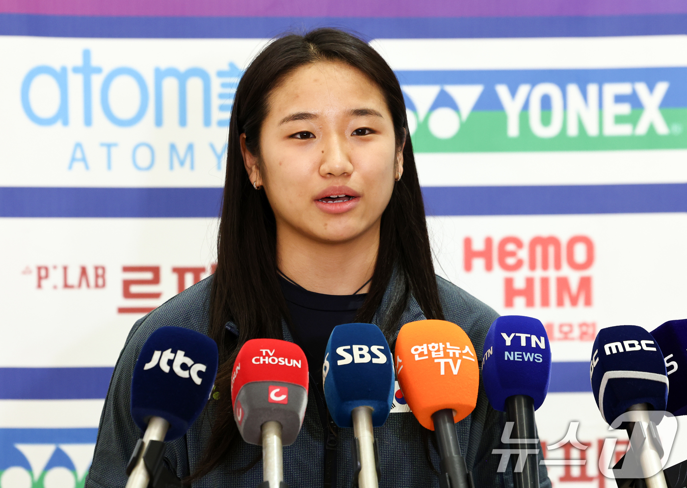 (인천공항=뉴스1) 최지환 기자 = 2026 아시아배드민턴선수권에서 우승하며 배드민턴 그랜드 슬램을 완성한 안세영이 13일 오후 인천국제공항 제2터미널에서 우승 소감을 밝히고 있다 …