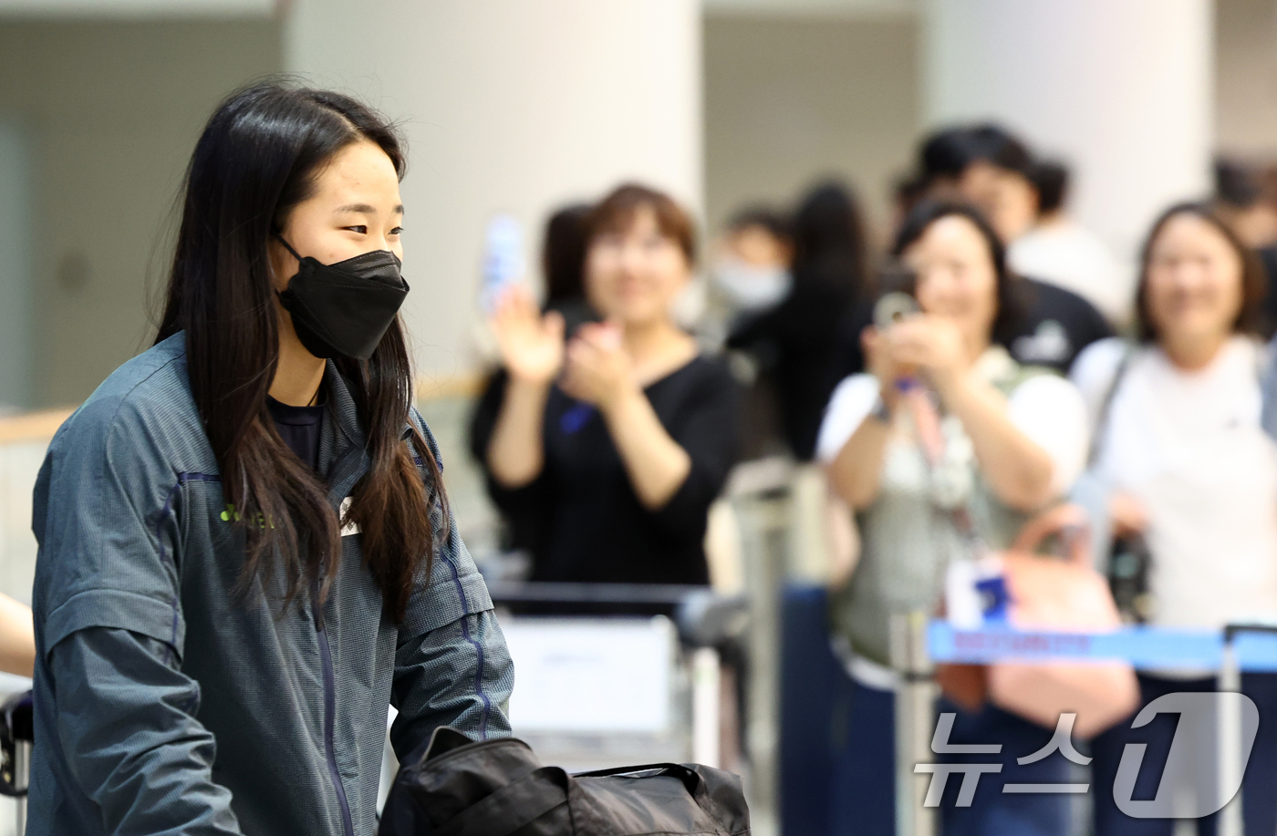 (인천공항=뉴스1) 최지환 기자 = 2026 아시아배드민턴선수권에서 우승하며 배드민턴 그랜드 슬램을 완성한 안세영이 13일 오후 인천국제공항 제2터미널을 통해 귀국하고 있다.배드민 …